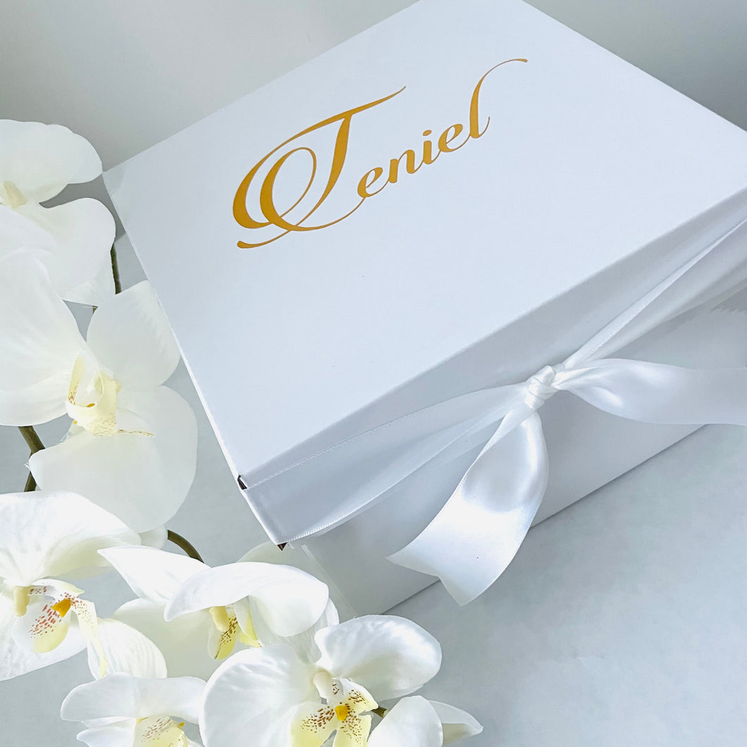 There is nothing like the tasteful elegance of white. This is the perfect option when you are giving presents of any kind.   They are a beautiful packaging solution for wedding and anniversary gestures.  These handy sized Large Gift Boxes are suitable for packing anything from a photo frame or a selection of chocolates to fancy clothes. 